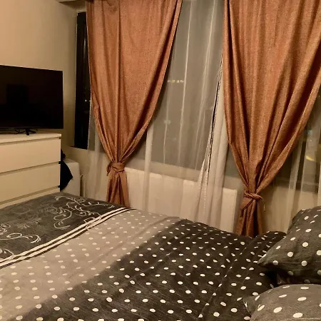 Elissa De Lux Apart